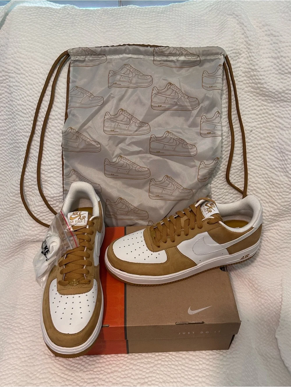 Nike Men's Low Top Sneakers in White & Brown with Drawstring Bag